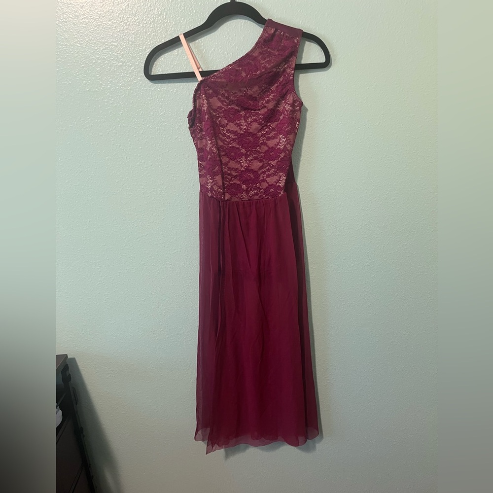 Elegant Burgundy Lace One-Shoulder Dance Costume